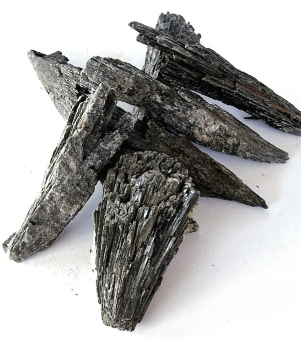 Cianite Nera Reticite Pietra Grezza Scopa della Strega - immagine 2