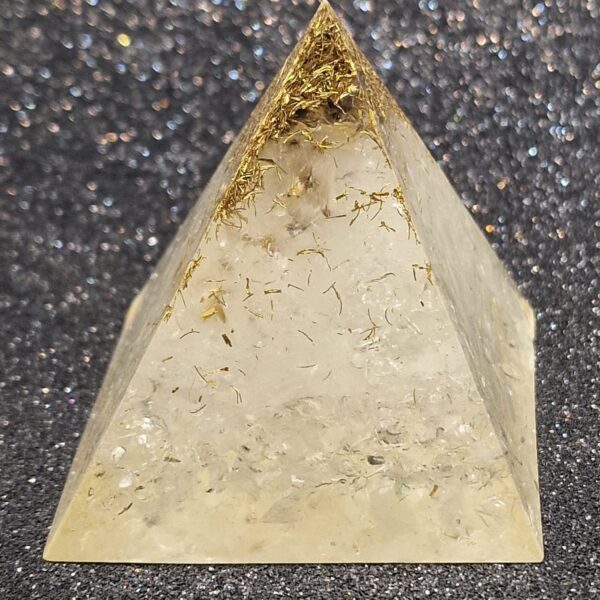 Piramide in Orgonite Punta e mini pietre di Quarzo Ialino Cristallo di Rocca - immagine 2