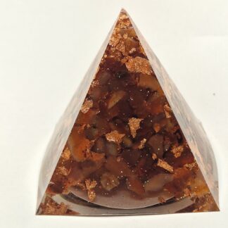 Piramide in Orgonite Corniola e Punta di Quarzo Ialino Nodo Celtico