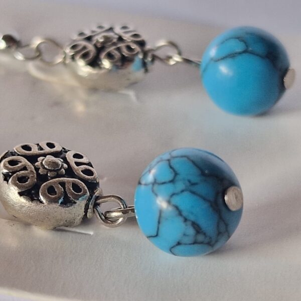 Orecchini con Howlite Turchese