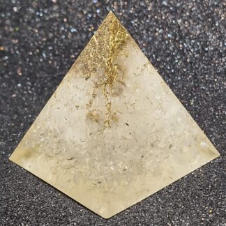 Piramide in Orgonite Punta e mini pietre di Quarzo Ialino Cristallo di Rocca