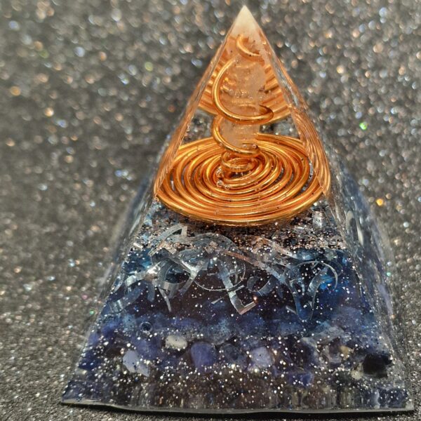 Piramide in Orgonite con Lapislazzuli Sodalite e Punta di Quarzo Ialino - immagine 2