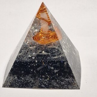 Piramide in Orgonite con Mix Ossidiana Tormalina Shungite e Punta di Quarzo Ialino