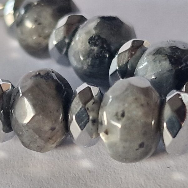 Orecchini con tripla sfera in Larvikite - immagine 2