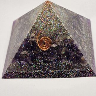 Piramide Grande in Orgonite con Ametista e Punta di Quarzo Ialino