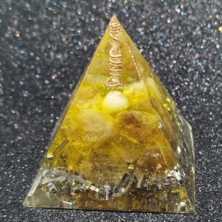 Piramide in Orgonite Quarzo Citrino e Punta di Quarzo Ialino Cristallo di Rocca