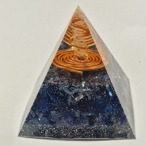 Piramide in Orgonite con Lapislazzuli Sodalite e Punta di Quarzo Ialino