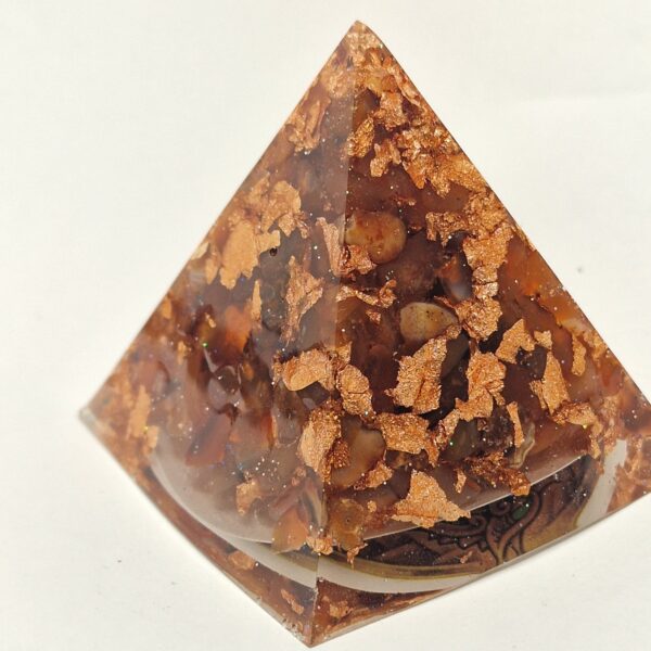 Piramide in Orgonite Corniola e Punta di Quarzo Ialino Nodo Celtico - immagine 3