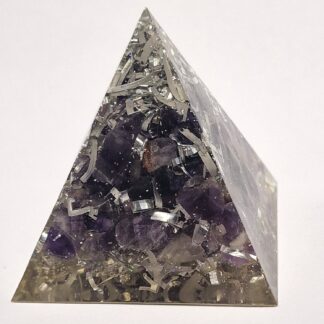 Piramide in Orgonite con Ametista e Punta di Quarzo Ialino
