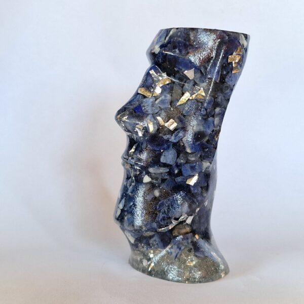 MOAI con Sodalite in ORGONITE