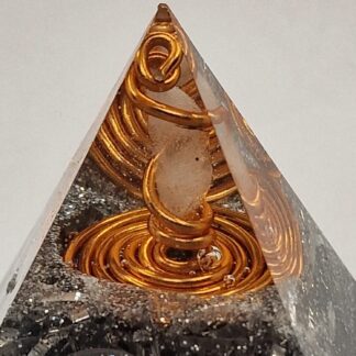 Piramide in Orgonite Punta di Quarzo Ialino Cristallo di Rocca