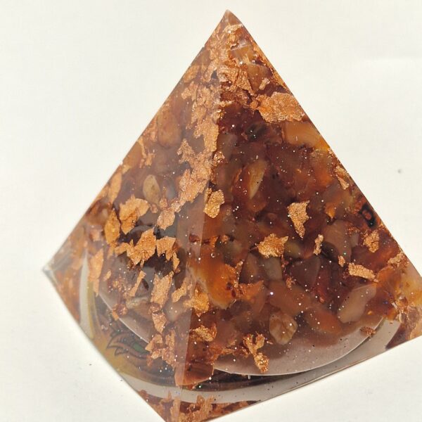 Piramide in Orgonite Corniola e Punta di Quarzo Ialino Nodo Celtico - immagine 4