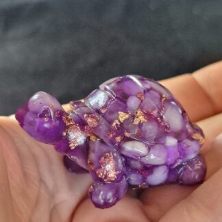 Tartaruga da collezione in Orgonite con pietre dei 7 Chakra Mod G