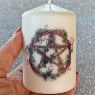 Cero Bianco con raffigurato un pentacolo con intreccio di Rami e Foglie