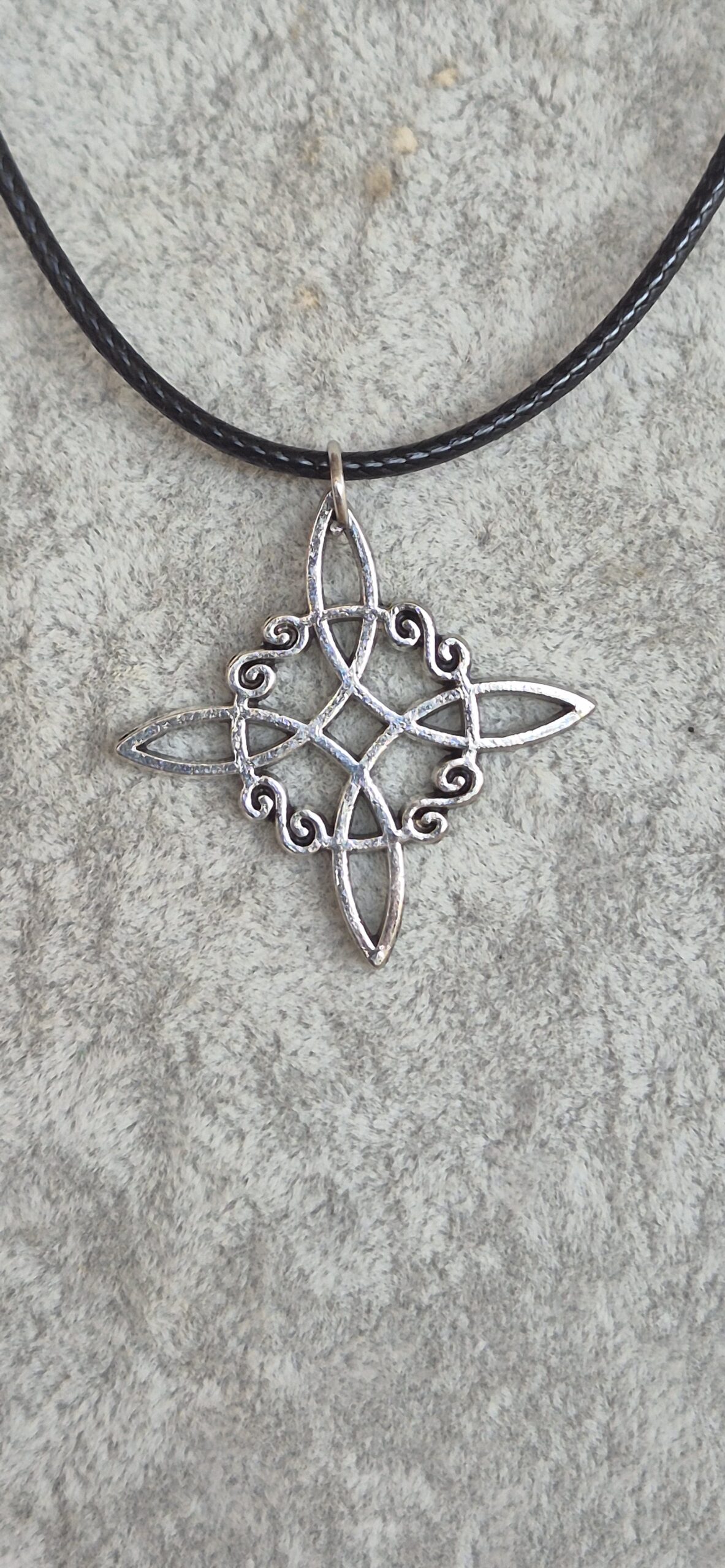 Ciondolo Nodo della Strega – Collana Nera - immagine 2