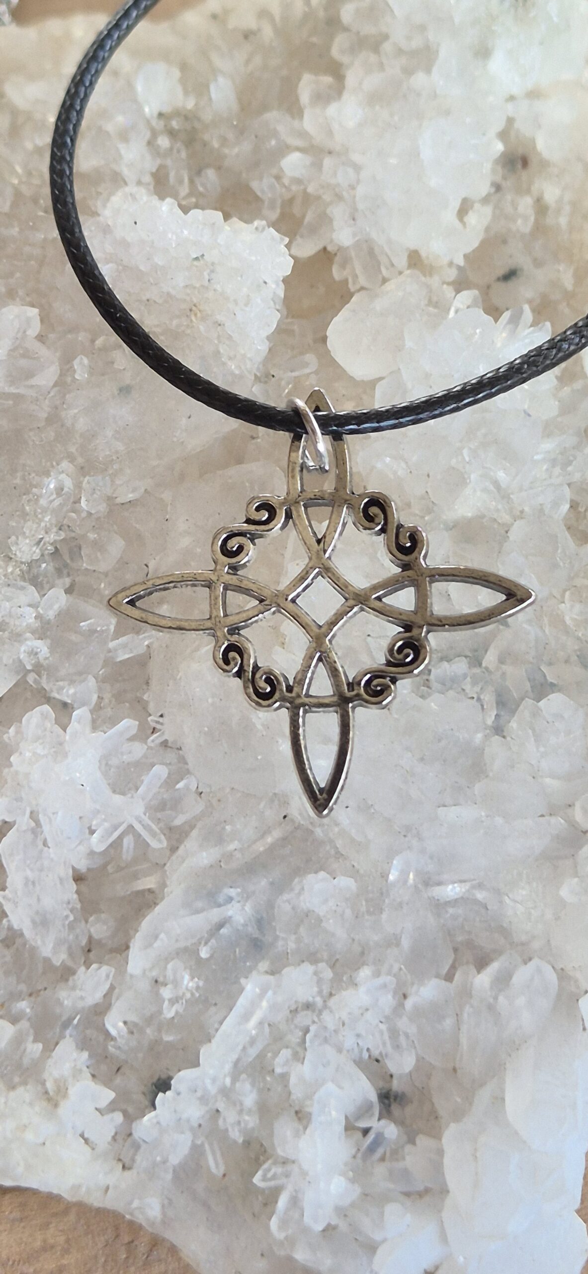 Ciondolo Nodo della Strega – Collana Nera